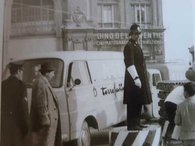 Il tutto veniva depositato ai piedi delle pedane, quelle dalle quali all�epoca gli agenti dirigevano il traffico
